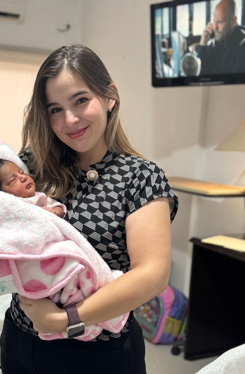 La Dra. Kathery con un recién nacido